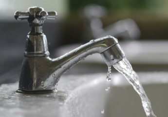 torneira-aberta-água