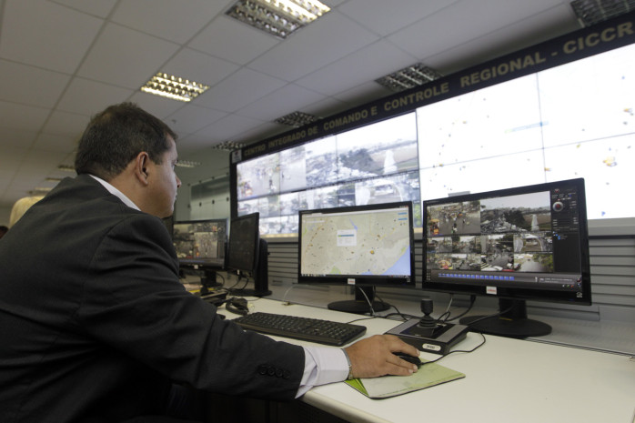 Centro Integrado de Comando e Controle realiza o monitoramento   de ruas da capital baiana,  em tempo real, auxiliando os policiais que estão nas ruas, principalmente em grandes festas como o carnaval. Foto: Camila Souza/GOVBA