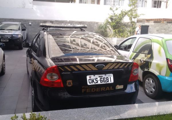 Carro-da-PF-no-Condomínio-de-João-Santana-Foto-leitor-bahia.ba_