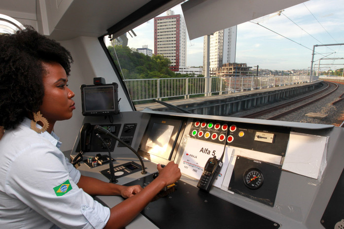 Mulheres que trabalham no metrô de Salvador.