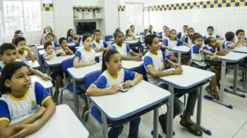 alunos-assiste-aula-em-colegio-de-rede-publica-de-recife