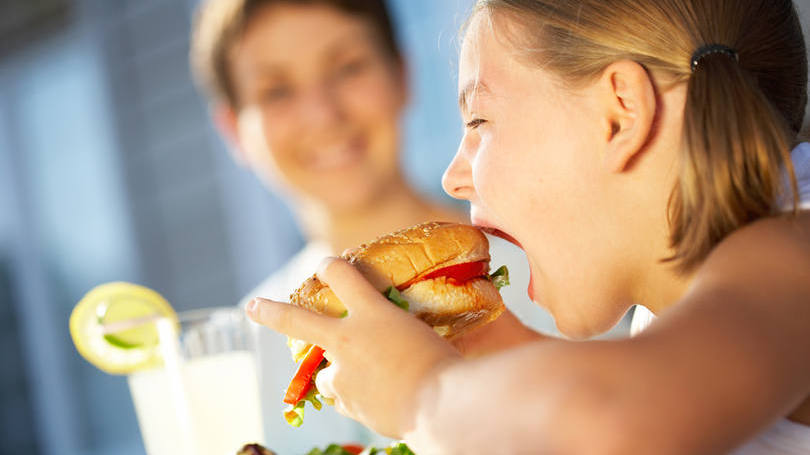 crianca_comendo_hamburguer