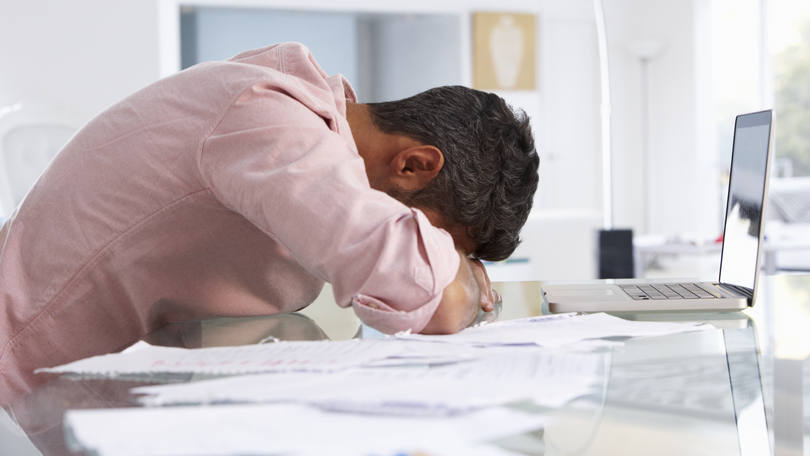 homem-cansado-em-frente-ao-computador-dividas-trabalho-estresse