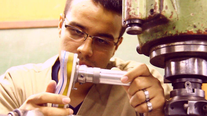estudante criador de prótese