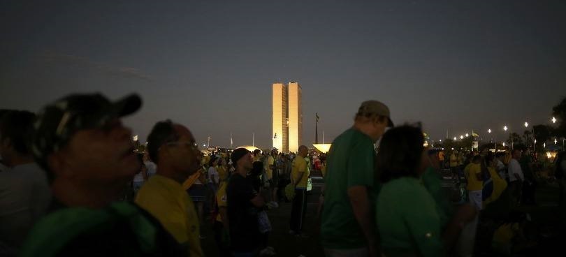 manifestantes-pedem-o-impeachment-de-dilma-em-brasilia-em-17-04
