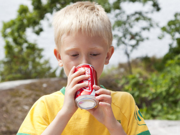 crianca-bebendo-coca-cola_original