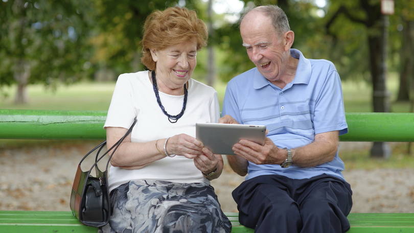 idosos-usando-tablet