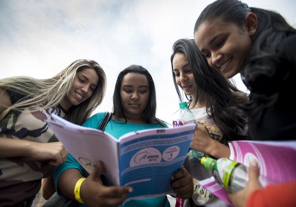 As amigas Jéssica Frazão, 18, Jéssica Barbosa, 21, Jéssyca Reis, 18, e Jhully da Silva, 18, relatam suas impressões sobre o primeiro dia de provas do ENEM 2014 (Marcelo Camargo/Agência Brasil)