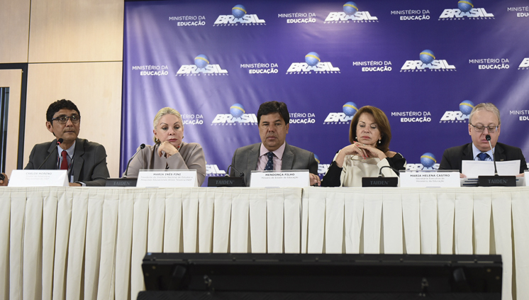 Carlos Moreno, responsável pelas estatísticas, a presidente do Inep, Maria Inês Fini, o ministro Mendonça Filho, a secretária executiva Maria Helena Guimarães e o secretário de Educação Superior, Paulo Barone, apresentam os números do censo (Foto: Mariana Leal/MEC)
