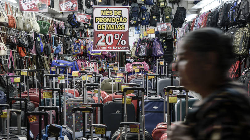 mulher-em-loja-de-bolsas-em-sao-paulo-comercio-consumo