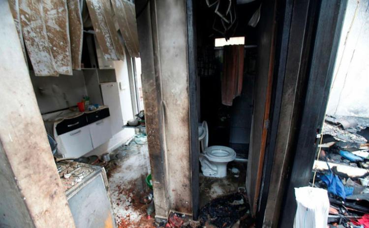 Pai colocou fogo em imóvel com família dentro - Foto: Lúcio Távora | Ag. A TARDE Pai colocou fogo em imóvel com família dentro - Foto: Lúcio Távora | Ag. A TARDE