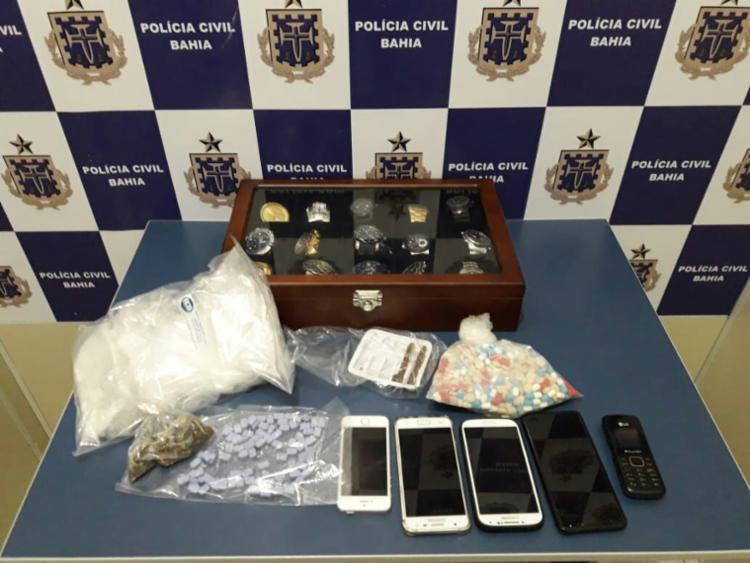 Comprimidos de ecstasy, relógios sem nota fiscal, maconha e celulares foram apreendidos com o homem