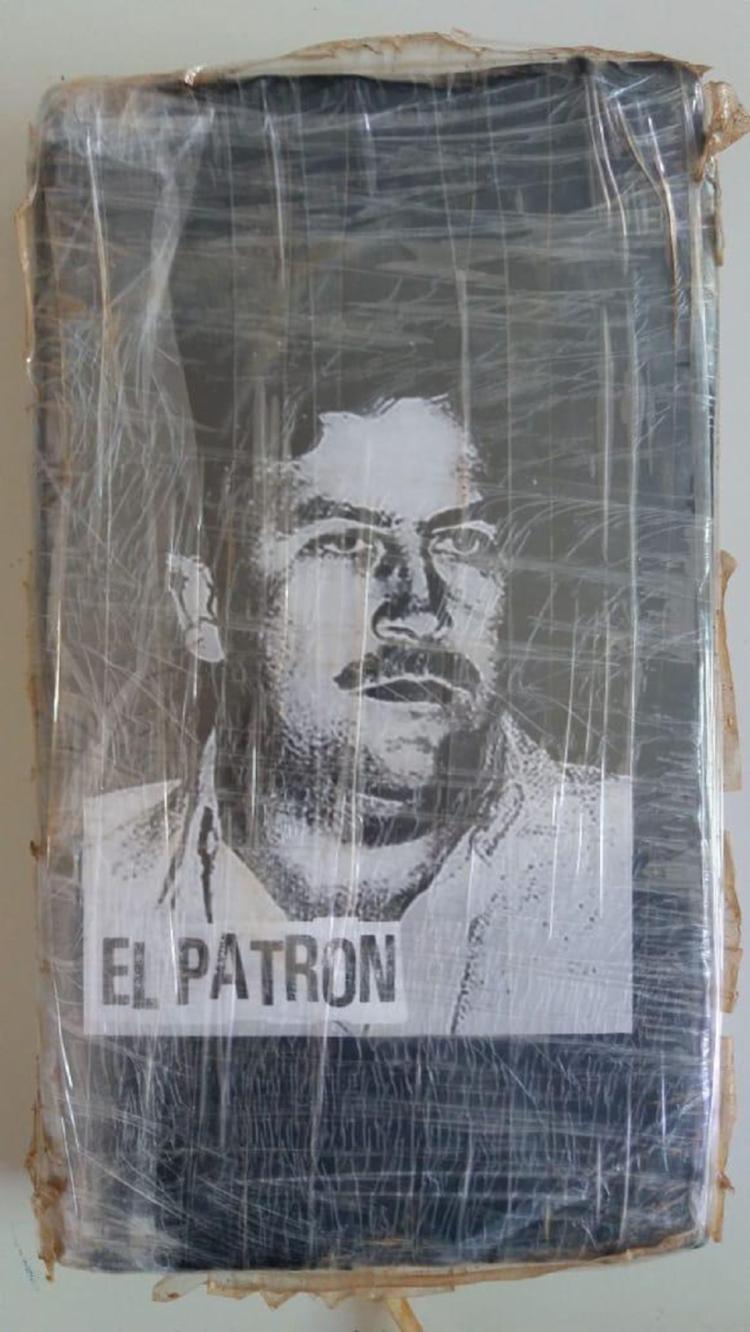 As drogas estavam embaladas em fita adesiva com imagem de Pablo Escobar