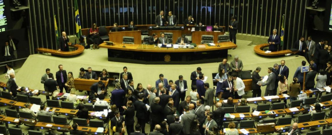 Câmara acelera votação de projeto que tira poder de governadores sobre PMs às vésperas da campanha