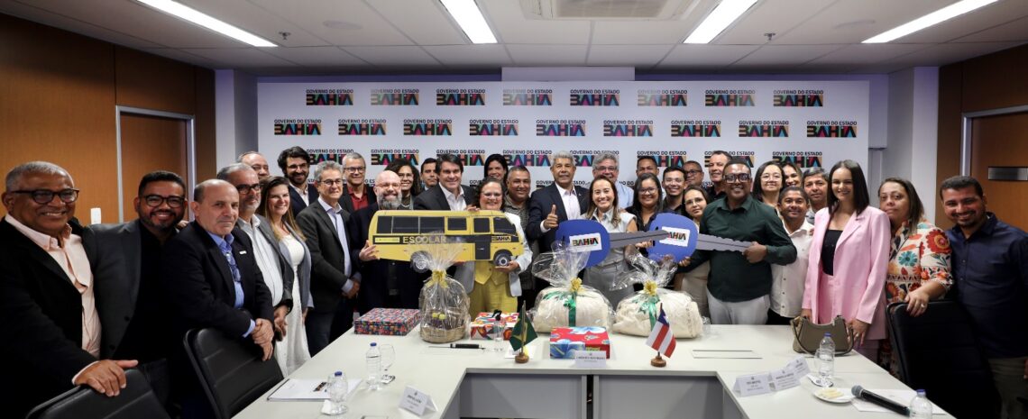 Governador se reúne com prefeita de Ribeira do Amparo e entrega ônibus escolar e veículos para Tratamento Fora do Domicílio