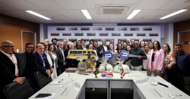 Governador se reúne com prefeita de Ribeira do Amparo e entrega ônibus escolar e veículos para Tratamento Fora do Domicílio