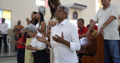 Governador Jerônimo Rodrigues participa de procissão de Nossa Senhora do Perpétuo Socorro em Jequié