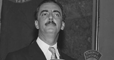 Deputado Waldir Pires cobra do presidente Jânio Quadros uma política externa clara e debatida com o Congresso – Maurílio Lopes Fontes